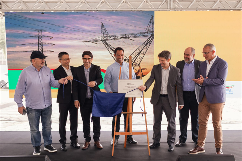 CPFL公司執(zhí)行副總裁弗拉維奧·恩里克·里貝羅（中）、CPFL輸電公司總裁李甫（左二）、南里奧格蘭德州州議員阿洛伊西奧·克拉斯曼（左一）、州長代表豪爾赫·波佐邦（右一）等出席投運儀式。 中國國家電網(wǎng)巴西電力CPFL公司供圖