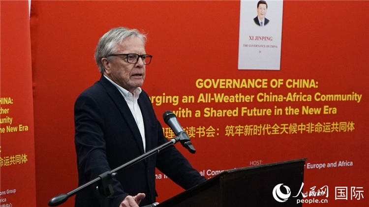 南非前駐日本、西班牙、馬達(dá)加斯加大使、浙江師范大學(xué)非洲研究院資深研究員赫特·赫羅布勒在讀書會上發(fā)言。人民網(wǎng) 劉暢攝