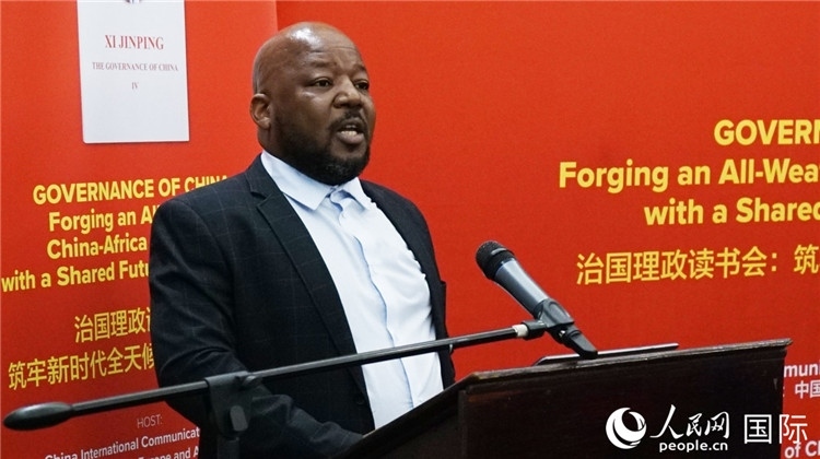 南非國家行政學(xué)院國際關(guān)系和伙伴部主任邦加迪·瑪伊麥勒在讀書會上發(fā)言。人民網(wǎng) 劉暢攝