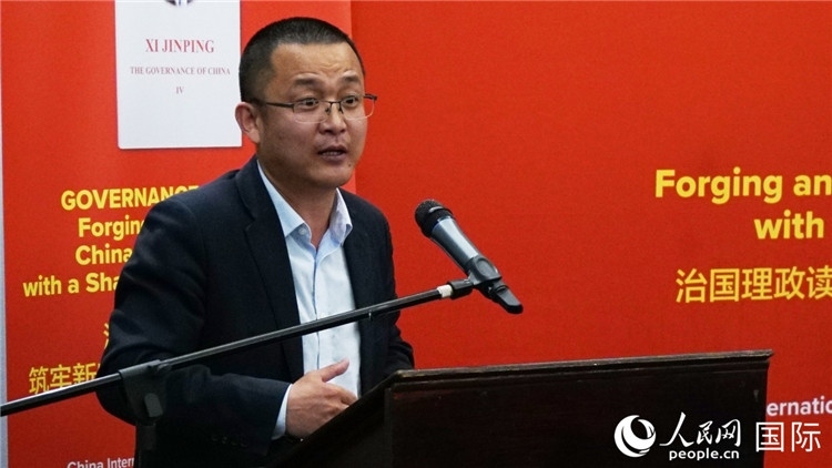 中非青年婦女協(xié)會主席、南非大學(xué)教授秦效順在讀書會上發(fā)言。人民網(wǎng) 劉暢攝