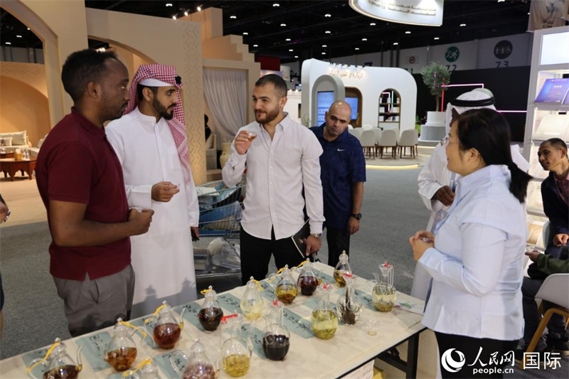 在“閱讀中國”館，當(dāng)?shù)刈x者通過品味中國茶，了解中國文化。人民網(wǎng)記者 張志文攝