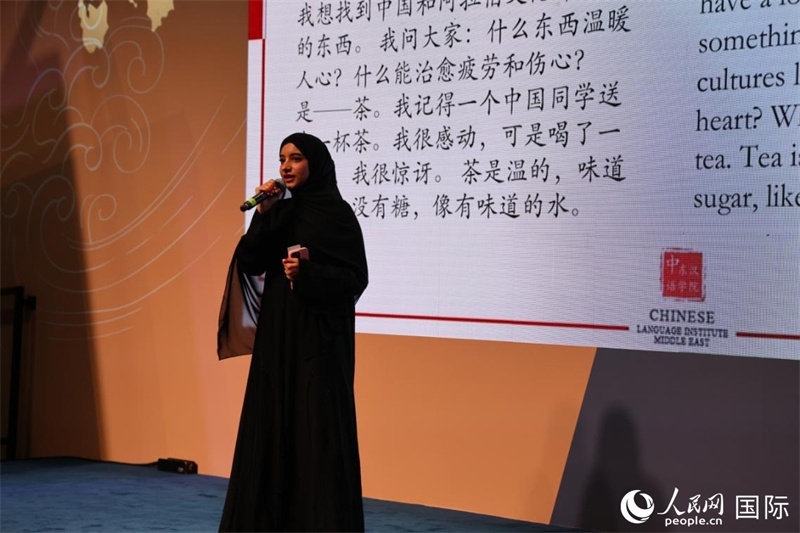 第四屆“阿聯(lián)酋眼中的中國”中文比賽上，一位阿聯(lián)酋漢語學(xué)習(xí)者與觀眾分享對中國茶文化的思考。人民網(wǎng)記者 張志文攝