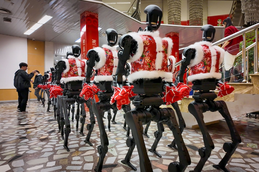 2025年1月28日，杭州宇樹科技人形機(jī)器人在2025年央視春晚后臺(tái)。新華社發(fā)