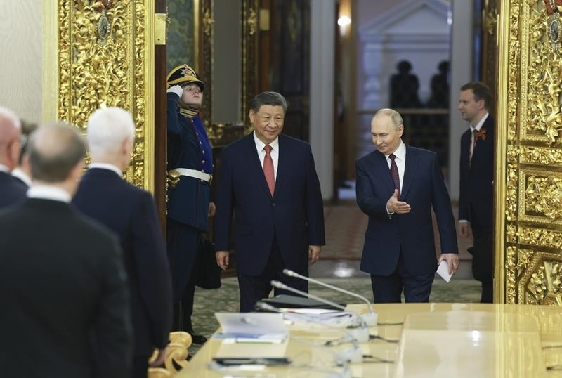 △當?shù)貢r間5月8日，俄羅斯總統(tǒng)普京同習近平主席在莫斯科克里姆林宮舉行會談。這是兩國元首步入會場。