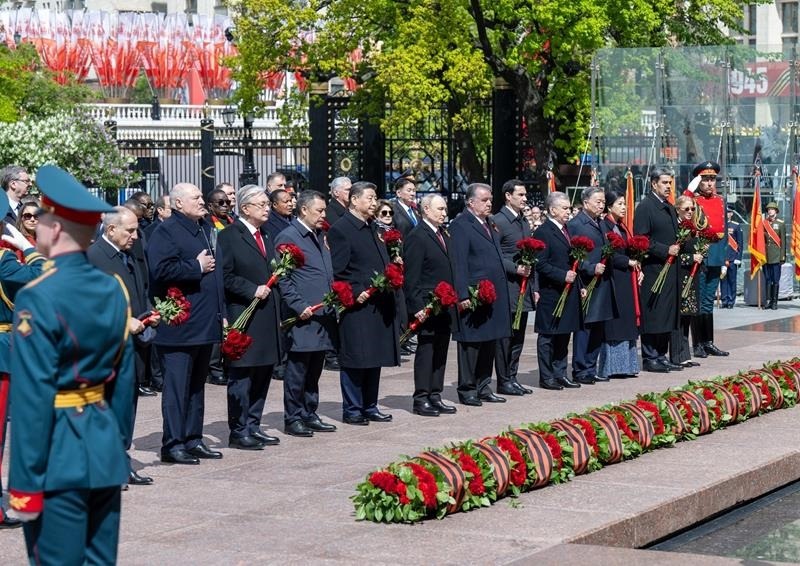 △當?shù)貢r間5月9日，紀念蘇聯(lián)偉大衛(wèi)國戰(zhàn)爭勝利80周年慶典結束后，習近平主席同其他國家領導人一起從紅場來到亞歷山大花園，向無名烈士墓獻花，并肅立默哀。