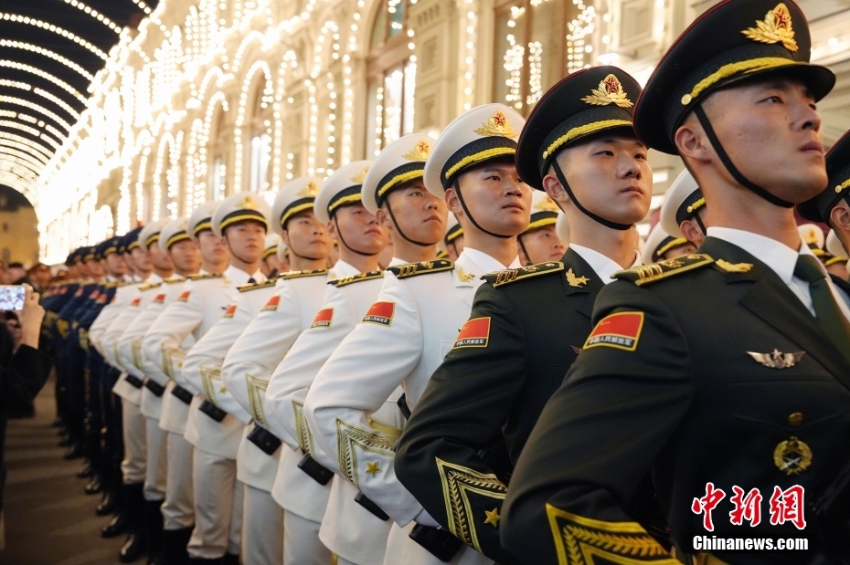 當(dāng)?shù)貢r(shí)間5月3日晚，俄羅斯首都莫斯科，俄羅斯紀(jì)念衛(wèi)國(guó)戰(zhàn)爭(zhēng)勝利80周年閱兵式第二次彩排，中國(guó)人民解放軍儀仗司禮大隊(duì)震撼亮相，受到華僑華人、留學(xué)生和當(dāng)?shù)孛癖姛崃覛g迎。中新社記者 田冰 攝