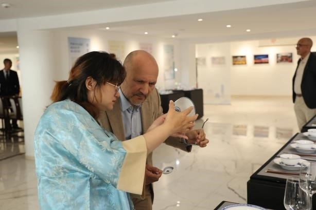 摩洛哥民眾在觀(guān)察中國(guó)瓷器。拉巴特中國(guó)文化中心供圖