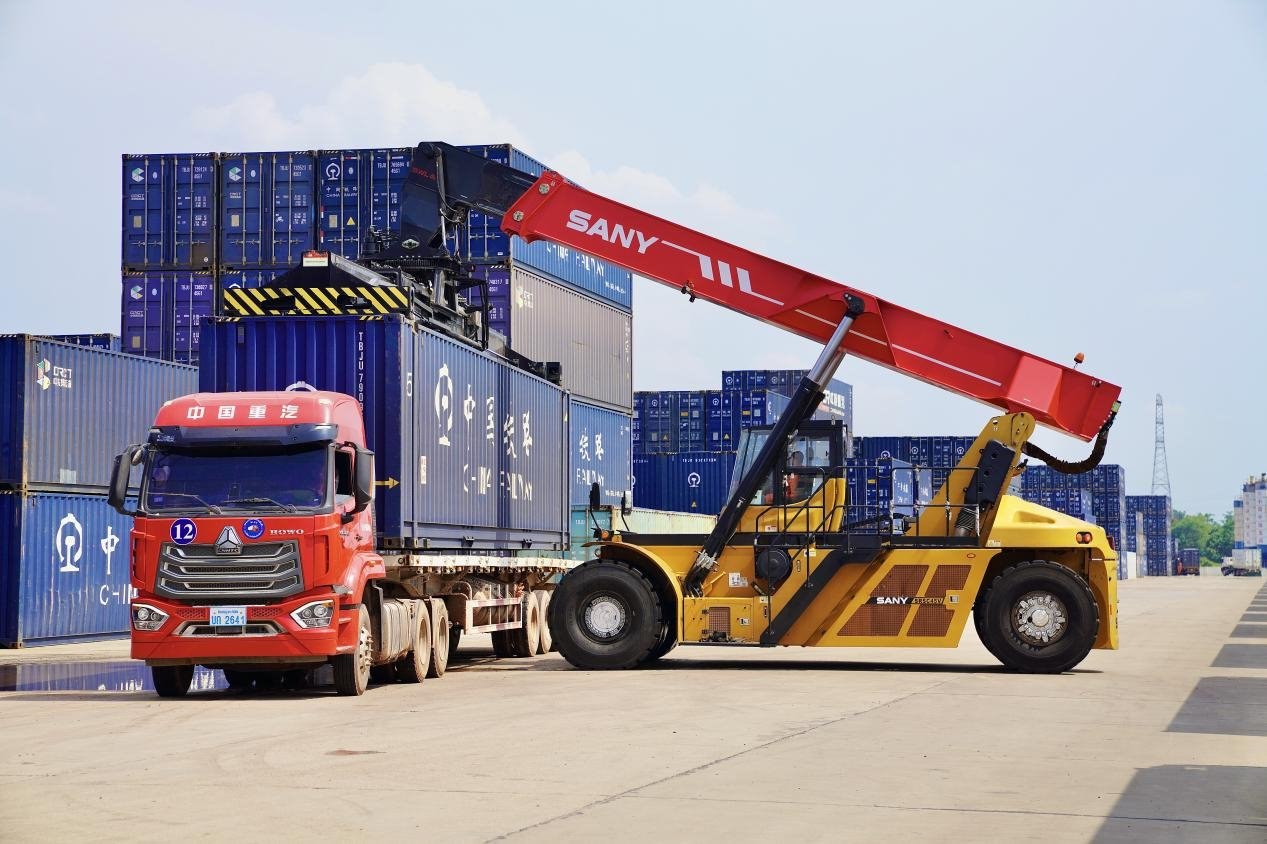 在中老鐵路萬(wàn)象南鐵路貨運(yùn)口岸站，起重機(jī)正在吊裝集裝箱。劉瑩嘉攝