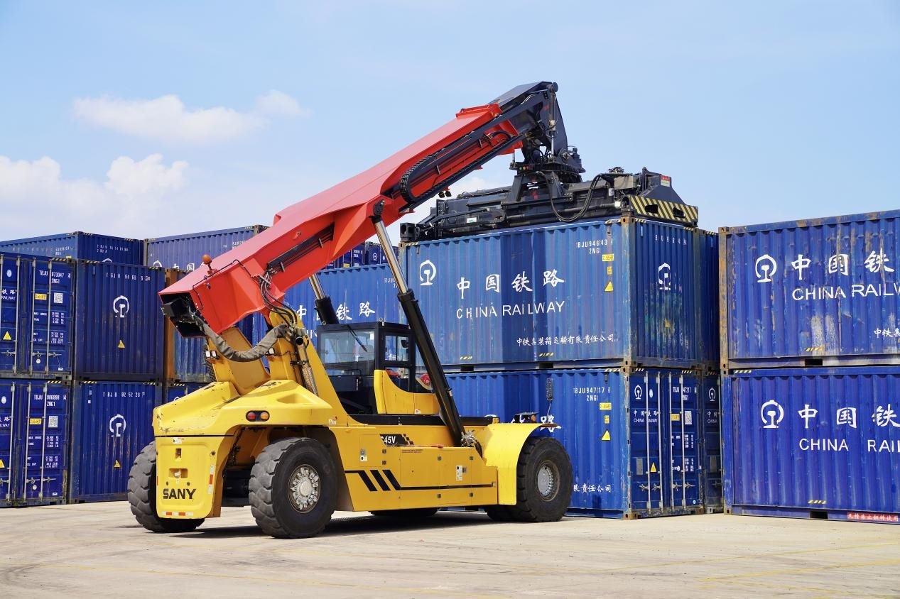 在中老鐵路萬(wàn)象南鐵路貨運(yùn)口岸站，起重機(jī)正在吊裝集裝箱。劉瑩嘉攝