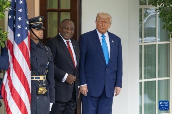 5月21日，美國總統(tǒng)特朗普（右）在華盛頓白宮迎接到訪的南非總統(tǒng)拉馬福薩（中）。新華社記者 胡友松 攝
