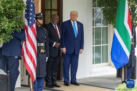 5月21日，美國總統(tǒng)特朗普（右二）在華盛頓白宮迎接到訪的南非總統(tǒng)拉馬福薩（右三）。新華社記者 胡友松 攝