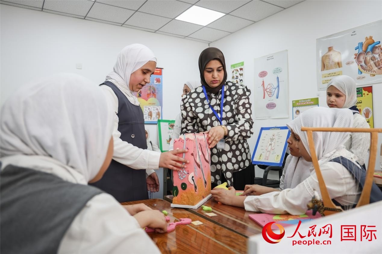 圖為阿爾·圖拉女子學(xué)校學(xué)生在上生物課。人民網(wǎng)記者 薛丹攝