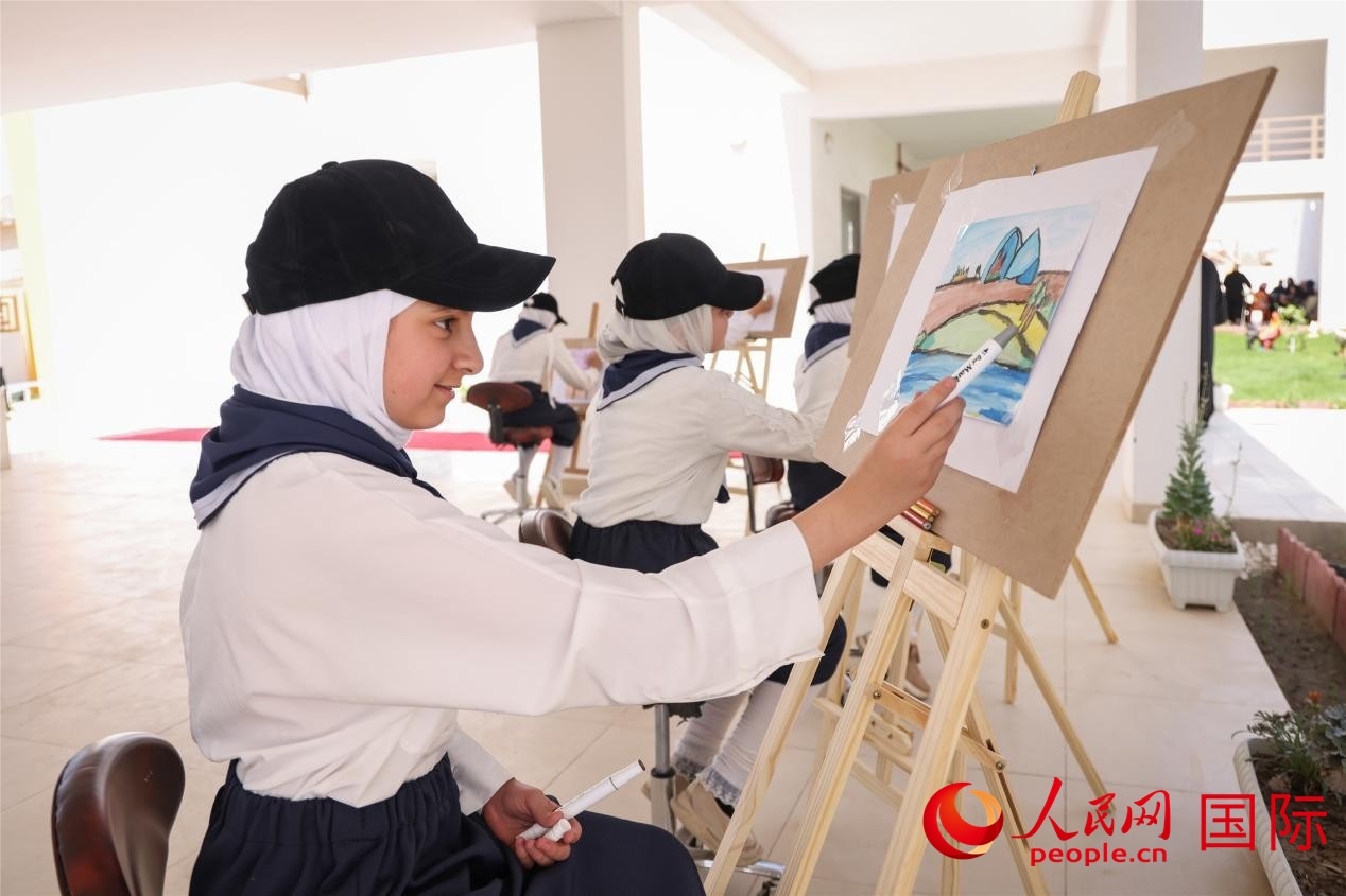 圖為阿爾·圖拉女子學(xué)校學(xué)生在上美術(shù)課。人民網(wǎng)記者 薛丹攝