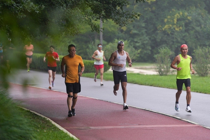 2024年7月14日，市民在北京中軸線延長線上的奧林匹克森林公園運(yùn)動(dòng)鍛煉。