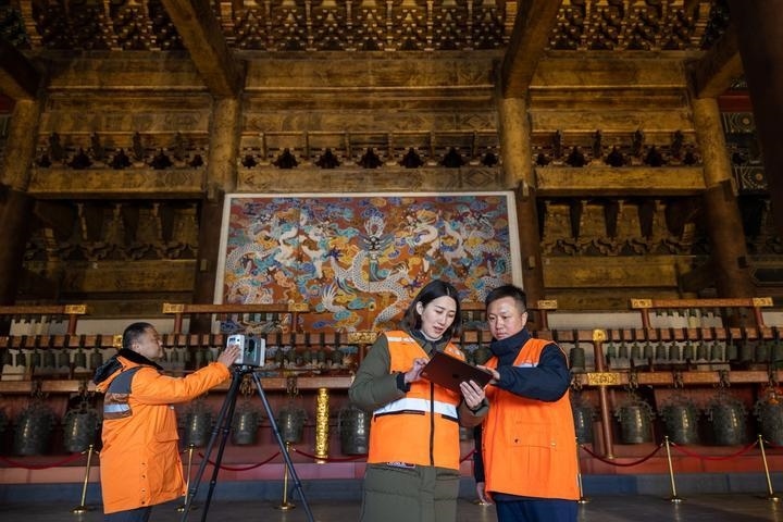 北京市測(cè)繪設(shè)計(jì)研究院團(tuán)隊(duì)在太廟測(cè)繪（2023年2月19日攝）。2020年9月起，北京市測(cè)繪設(shè)計(jì)研究院的技術(shù)團(tuán)隊(duì)開展了北京中軸線遺產(chǎn)點(diǎn)實(shí)地測(cè)繪，從文物保護(hù)、環(huán)境整治、文物騰退等方面為北京中軸線申遺提供空間數(shù)據(jù)底板。