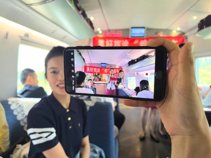 在活動(dòng)中，旅客紛紛舉起手機(jī)拍攝。顏笑攝