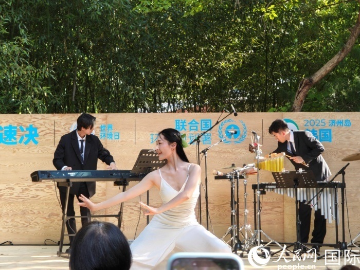 《舞，自然》舞蹈表演。人民網(wǎng)記者 李明攝