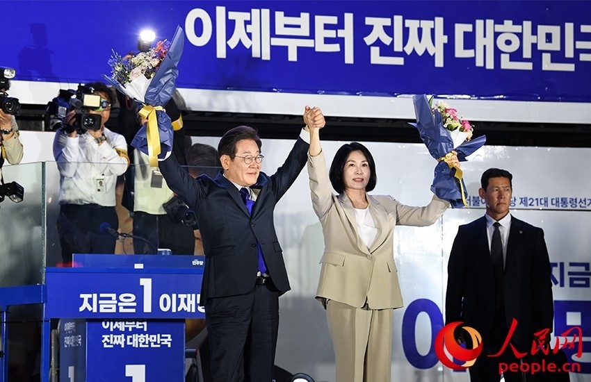 6月4日凌晨，確定當選韓國總統(tǒng)的李在明舉手向歡呼的支持者們致意。 人民網(wǎng) 康炯彬攝